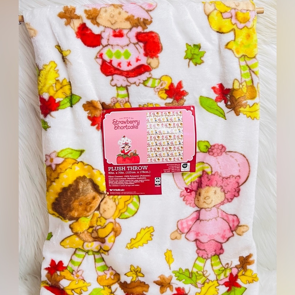 Strawberry Shortcake Throw Blanket - Picture 2 of 4